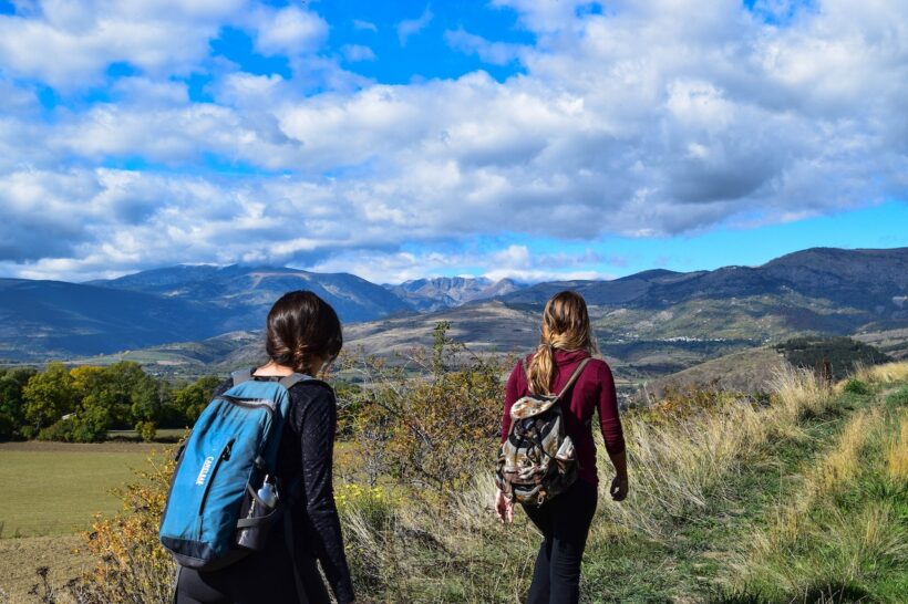 Dwie kobiety są na jesiennym wyjeździe w górach